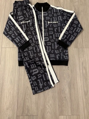 Palm Angels svart loungewear set - Komplett Palm Angels Set. Enbart testade en gång. Har tillgång till flera på grund av mitt jobb. Vid köp fraktas det omedelbart 📦