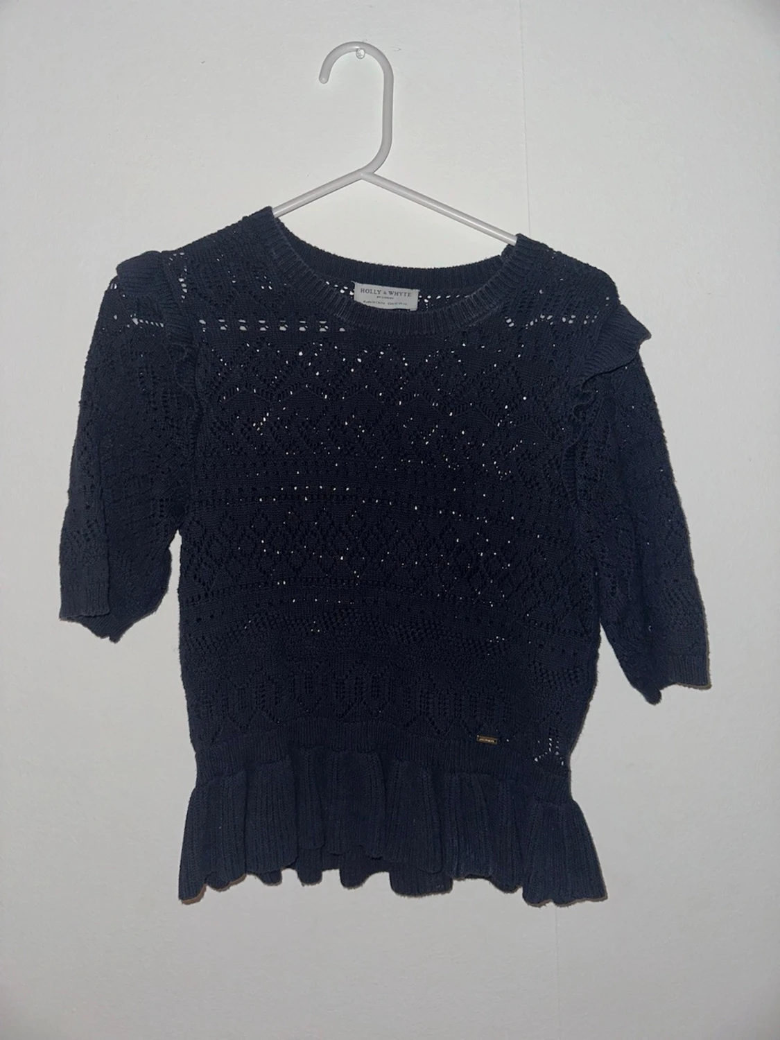 Mörk blå stickad topp med volang