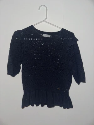 Mörk blå stickad topp med volang - Super fin stickad tröja med volanger och detalj genom hela tröjan. Passar perfekt till skolan eller middag💕