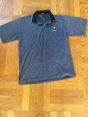 Blå BMW pikétröja  - Cool och sällsynt blå pikétröja från BMW med diskret och broderad BMW-logga på bröstet. Jackpot för bilintresserade. Storlek XL