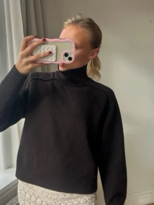 Svart stickad tröja med hög krage💖💖 - Mysig svart stickad tröja med hög krage och långa ärmar. Tröjan har en rak passform och ribbade muddar vid ärmslut och nederkant. Perfekt för kyliga dagar och enkel att matcha med olika outfits.