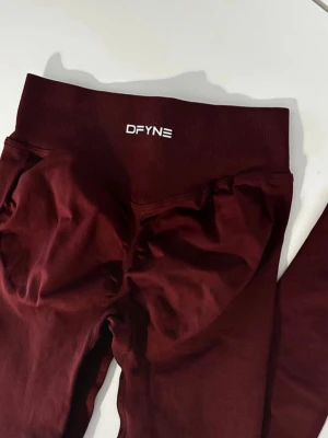 Dfyne leggings impact - Ett par nya dfyne leggings i modellen impact. De är använda 1 gång innan men gillade inte passformen, därför säljer jag. Limited edition 😊