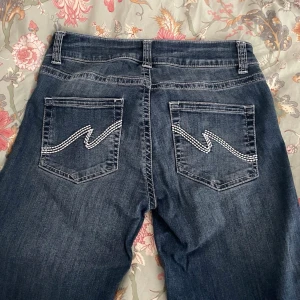 Mörkblå bootcut jeans - Lågmidjafr Bootcut Jeans från Nelly i storlek 40/Short. Bra i längd för mig som är 163 cm men lite för stora.