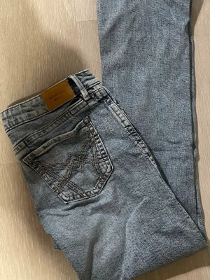 Boot jeans - Använda 3-4 ggr! Super fina lågmidjade, boot formade jeans, skulle inte helt kalla det boot cut men de är lite vidare där nere och tightare id låren!!