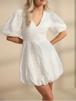 Vit kort klänning med puffärmar - Klänning i storlek S!! Aldrig använd!!💖💖💖