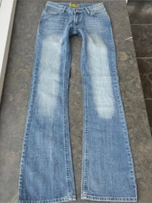 Jeans  - Tvärsnygga bootcut jeans som är lågmidjade. Storlek W25 L34. Innerbenslängd: 81cm grenhöjd: 17cm midjemått tvärs över: 35cm 