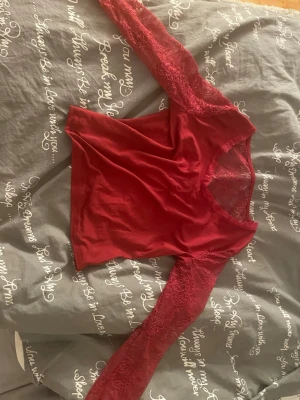 Röd spets topp -  Säljer en röd spetstopp då den inte passar mig längre. Den är jätte bekväm o passar till mycket TRYCK EJ PÅ KÖP NU UTAN ATT HA KONTAKTAT MEJ INNAN⚠️‼️