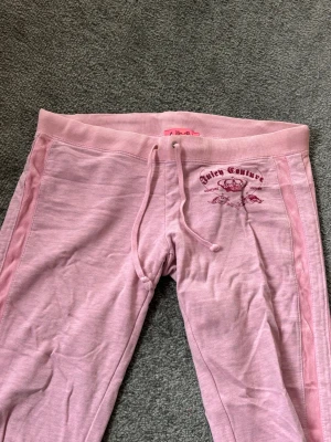 Rosa vintage Juicy Couture byxor - Super söta juicy couture byxor som tyvärr inte kommer till användning, har ett litet hål vid texten men inget som märks när man har på de💓
