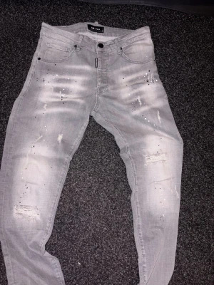 Dsquared2 jeans grå - Säljer ett par riktigt snygga grå jeans från Dsquared2 som jag tyvärr aldrig hann använda. Passar xs-m beroende på hur du vill att dom sitter. Tag och sånt följer med köp såklart. Skriv om funderingar finns mvh.