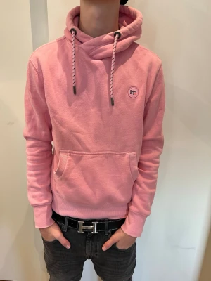 Rosa hoodie från superdry  - Säljer en snygg rosa hoodie i storlek M från superdry modellen är 180cm och väger 65kg 