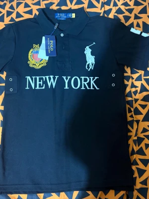 Pikétröja Polo Ralph Lauren chief keef - Polo Ralph Lauren med broderad logga, New York-text och emblem på bröstet med tag. Pris kan diskuteras 