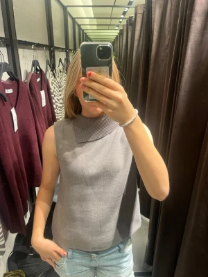 Grå ribbad ärmlös polotopp Zara - Säljer en grå ribbad ärmlös polotopp från Zara. 