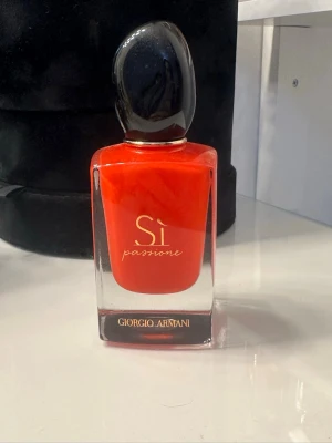 Sì Passione parfym från Giorgio Armani 50ml - Flaskan är nästa full går att se ungefär i den andra bilden hur mycket det finns kvar i