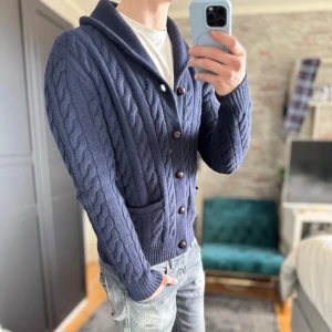 Kashmir cardigan - Mycket bra skick, lite nopprig bara men knappt märkbart! Passar dig som är mellan 180-185cm ungefär. Nypris ca 5000kr. Modellen är 185 cm, 75kg. Passar bra nu till våren! Skriv för mer information!🤝