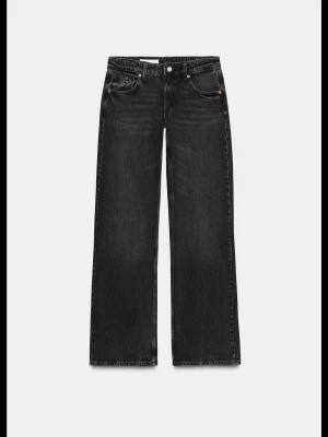 Svarta raka jeans med låg midja - Snygga svarta jeans med rak passform och låg midja. Jeansen har klassisk femficksdesign. Från zara, orginalpris: 399kr. Använda 1 gång.