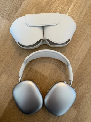 AirPods Max starlight - Endast testade Apple aipods max i färgen Starlight! Inget kvitto, men lådan finns kvar! Nypris ligger runt 6-7 tusen🫶🏻liiiten repa på fodralet, vill man ha med laddare tar jag 100kr extra!