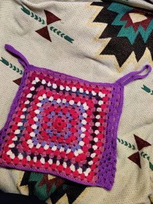 Virkad färgglad linnetopp retro  - Väst topp  Ungefär 75-80cm på midjan  45cm lång Akrylgarn