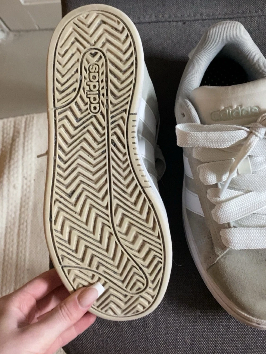 Beige Adidas sneakers med vita detaljer - 3