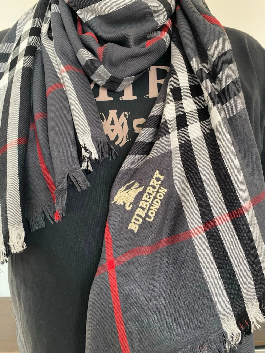 Grå rutig halsduk från Burberryy