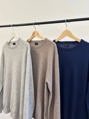 3pack Crewnecks (Nya) - Tjena säljer helt nya tröjor (3pack) i 90% merinoull och 10% Kashmir från mitt klädföretag. Alla tröjor ligger inplastade. Finns i storlekarna xs-L. Skriv om du har några frågor eller se mina tidigare annonser.
