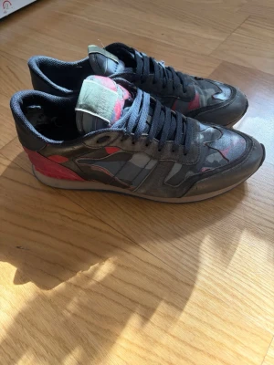 Valetino rockrunners - Valetino rockrunners okej skick dom har slitning i hällen men lovar de känns inget med dom på. Och du kan sätta en klisterlapp med. Självklart äkta. Storlek 43. Inget og med.