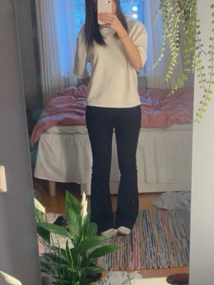 Svarta bootcut jeans - Säljer ett par svarta bootcut jeans med utsvängda ben. Jeansen har en klassisk midja och sitter tight upptill men släpper ut vid knäna. Perfekta för dig som gillar en retro och trendig look. Materialet är stretchigt och bekvämt, vilket gör dem lätta att bära hela dagen. Kontakta mig vid frågor💞💞
