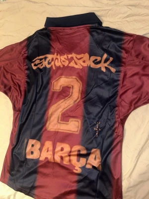 HELT NY Travis Scott Nike FC Barcelona Storlek M Retro Shirt fotbollströja  - storlek M, passar som M och kanske lite oversized S eller normal size M. Om du är mellan S-L kommer den passar fantastiskt! Skriv så jag kan skicka direkt !! kolla på tiktok eller hemsidan om mer storlekfrågor 😎 ~ ;)