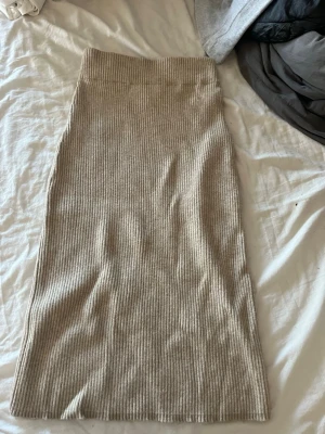 Beige ribbad långkjol - Lång kjol, stretchig, använt typ två gånger, passar xs och s o borde passa m då den e stretchig 