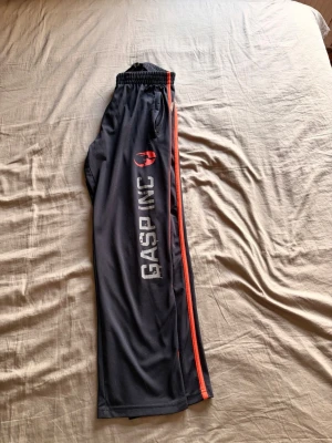 Svarta träningsbyxor från GASP INC - Snygga GASP byxor som är i storlek M. Bra skick, har dock dragit ur snörerna.