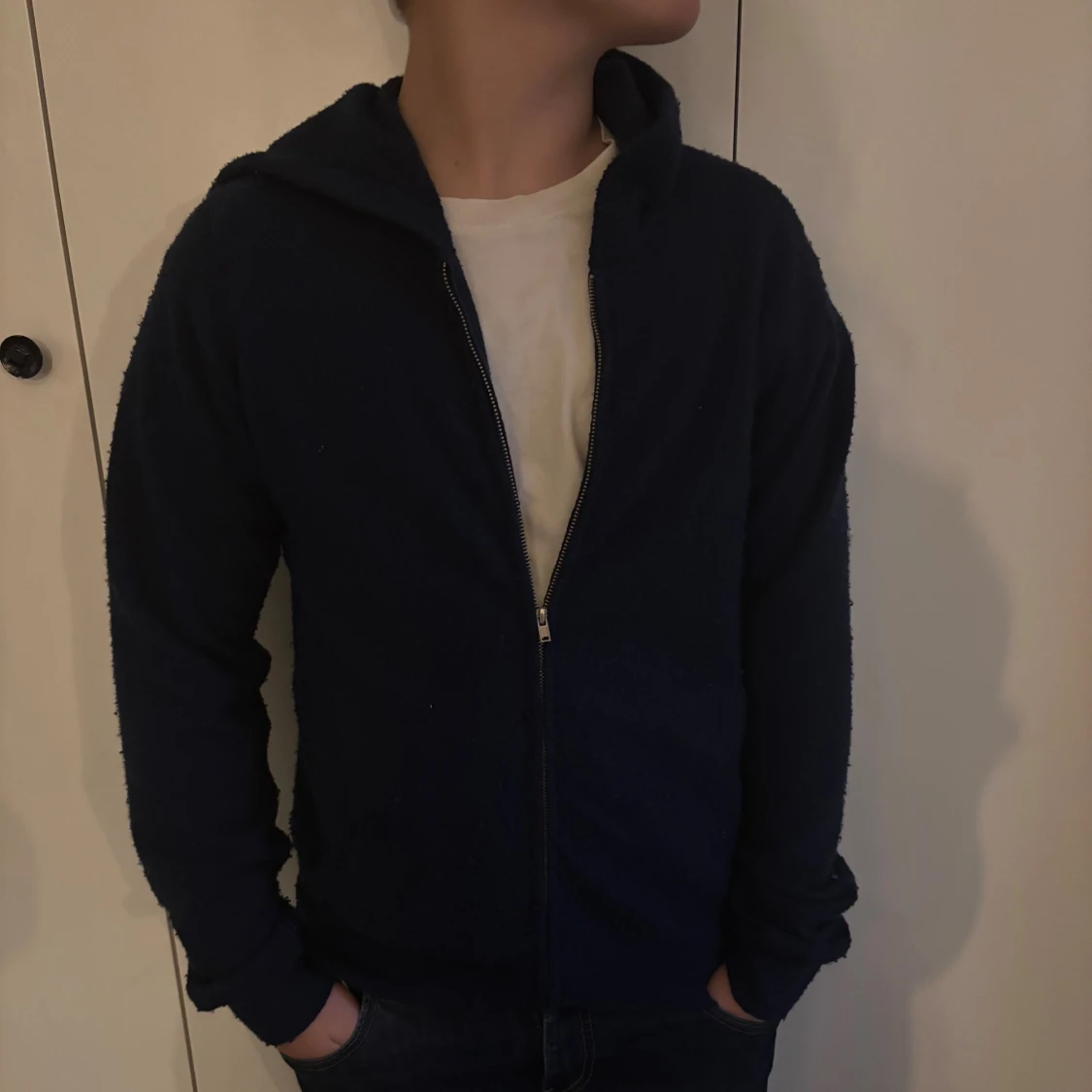 Mörkblå kashmir hoodie från RYVLS med dragkedja