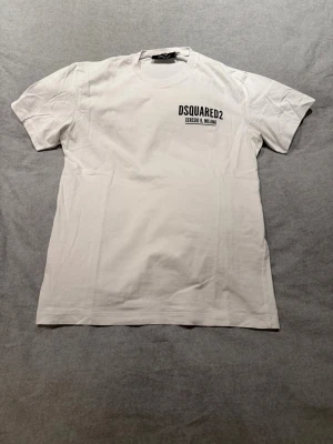 DSQ2 T-shirt  - Inga skador eller liknande.