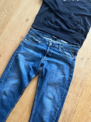 Snygga replay jeans - Säljer dessa riktigt feta replay jeans🙌   Storlek: W34 L32 Skick: 8/10 🔥 Lite täcken av användning men inget märkbart!  💬Skriv vid frågor! 💸 Pris kan diskuteras vid snabb affär! 📦 Skickas snabbt!