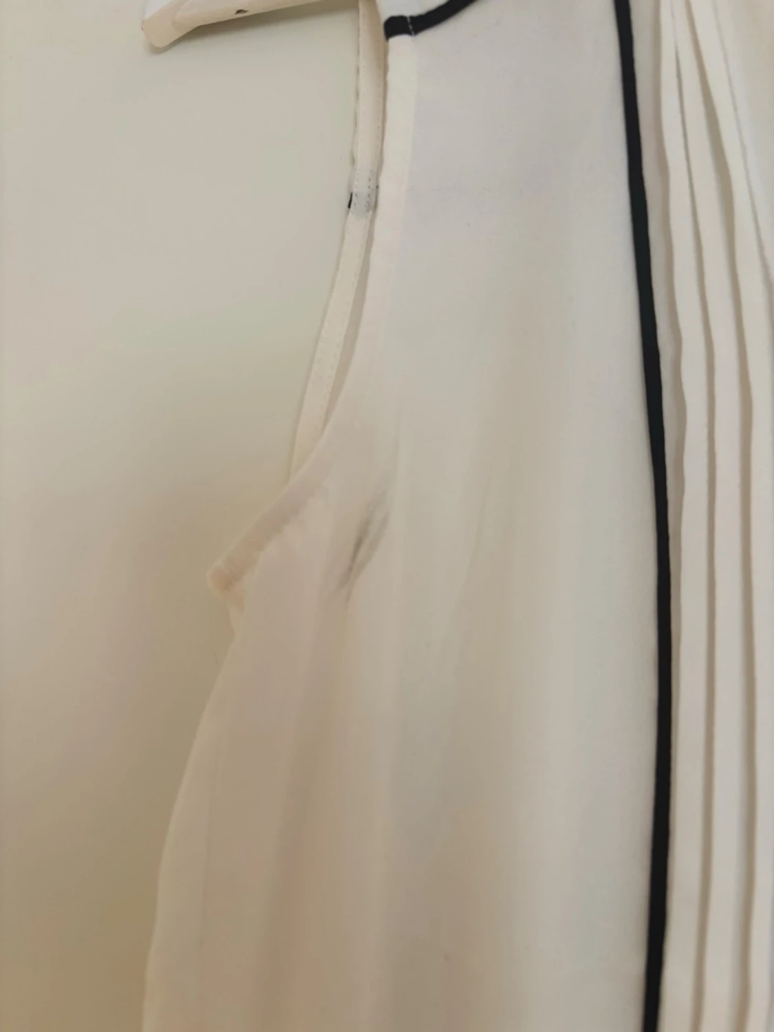 Vit ärmlös blus med svarta detaljer - 2