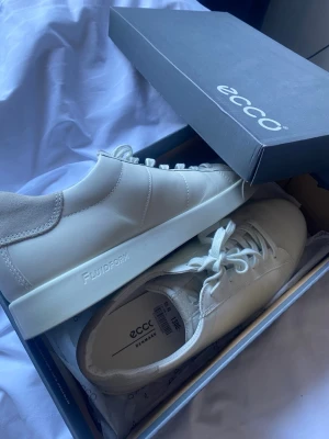 Ecco skor (använda 1 gång) - Hej jag köpte dessa fina ecco skor 2024 och har använt dom 1 gång sedan dess (köpta för 1300kr har kvitto kvar och prislapp). Helt fräscha och nya skor nu till sommaren, balen, studen osv. Pris går diskutera vid snabbare affär!