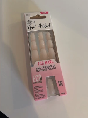 Ardell Eco Mani press-on naglar - Fina och feminina aesthetic ljusrosa och vita naglar från Ardell i helt nytt skick som liknar äkta fransk manikyr. Nagel lim och fil ingår i förpackningen. 