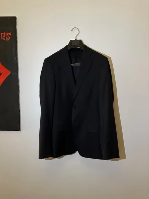 Oscar Jacobson kavaj  - Säljer min Oscar Jacobsson kavaj i storlek 46, byxorna går att köpa med också men inte för samma pris som står i beskrivningen. Byxorna är storlek 48 OBS endast kavaj säljs om du inte ber om att köpa byxorna också !!!