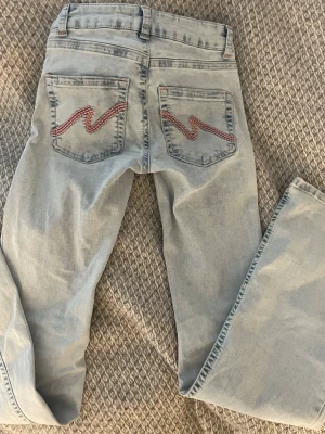 Nelly jeans  - Ljusblå jeans från Nelly. Med rosa detaljer på bakfickorna💕 Lite osäker på storlek, men det är 34/36! Pris kan diskuteras! 
