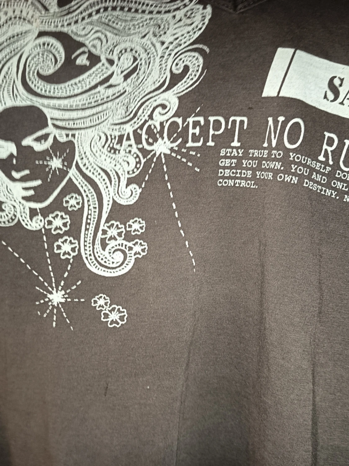 Brun t-shirt med tryck och v-ringning - 1