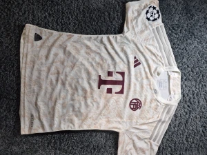 FC Bayern München blommig fotbollströja S - Säljer en FC Bayern München fotbollströja från Adidas i storlek S. Tröjan är vit med ljusbeige blommigt mönster, har korta ärmar och rund hals. Märken från Adidas och FCB syns framtill, samt ett stort T-tryck. Materialet är lätt och andas, perfekt för match eller träning.