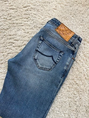 Ljusblå Jacob Cohen 688 jeans, storlek 32 - Ljusblå Jacob Cohen jeans i eftertraktade modellen 688 Nypris ≈ 5500:- Mitt pris 1499:-Storlek 32 Inga defekter, nyskick Hör av er vid frågor och förhandling!🤝