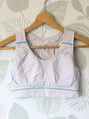 Pierre Robert Support Sportbh Storlek M - - Superskön mjuk Sportbh  - Bra stöd för byst speciellt vid större byst.  - Lite luddnopper kan synas vid kantband på något ställe annars i superfint skick.  - Jag kan ha missat någon miniskavank men jag har försökt att granska så gott det går.