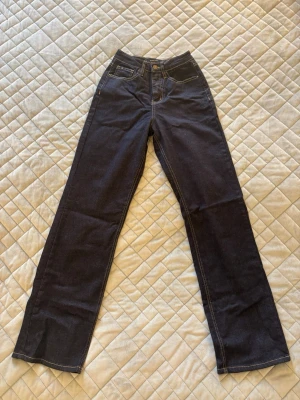 Mörkblå raka jeans med hög midja - Säljer ett par mörkblå jeans med raka ben och hög midja från Madlady. Storlek 32 (regular längd), byxorna är lite stora i storleken & är endast använda 2 gånger! Orginalpris: 799kr🌸