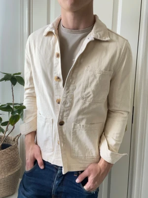 Studio total overshirt  - Studio total overshirt , Inga defekter! Modellen i bilderna är 180 cm 75 kg och bär Storlek M , Kom med frågor! 🌟 (Kan gå ned i pris vid köp av paket 😉) 