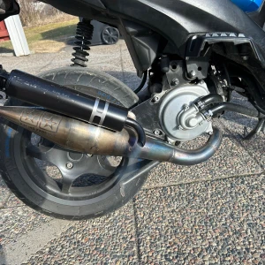 Aerox avgasrör Stage6 - Säljer ett Stage 6 mk2 rör som passar till aerox och neos och jog rr . Rör i metall med blåaktig och silver finish, samt svart ljuddämpare med silverdetaljer. Passar till mopeder och ger sportigt utseende och bättre prestanda.