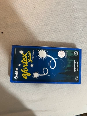 Vortex Salut Fyrverkeri 10-packkk - Säljer en blå förpackning med Vortex Salut fyrverkerier från Firelife.Blev över sen nyår