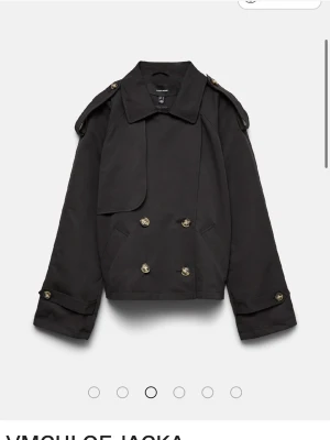 Kort svart trenchcoat från Vero Moda - Storlek xl men sitter som en S. Endast använd 2 ggr skriv gärna för bilder ! 