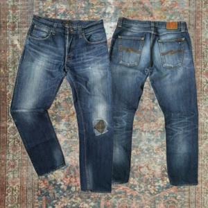 Vintage Nudie jeans Sharp Bengt  - Otroligt feta Nudie jeans i modellen Sharp Bengt med en otrolig tvätt! ✌️ Jeansen har en rak passform och är i storlek 34/36 men har sytts upp till 34/34 av mig själv. Vänstra fickan har även lagats och är numera lite mindre än den andra. Lagningen på knäet är igensydd. Skriv vid minsta lilla fråga!!! A:44,5 cm B:110,5cm