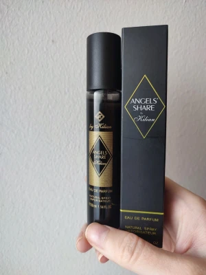 Kilian Angels Share - Kilian Angels Share Perfume. 33ml bottle. New! A great winter/fall fragrance. Comes in 2 different models. I will send you 1 of them. Or you can choose. Let me know right away if you want a specific design since I can be very quick to send you order. 1 av flaskorna är felmärkt med edt. Men dessa är EDP.