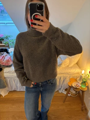 stickad polotröja - Mysig brun stickad polotröja med avslappnad passform och ribbad krage. Perfekt för kyliga dagar och enkel att matcha med jeans eller kjol. Tröjan har långa ärmar och är tillverkad i ett mjukt material som känns skönt mot huden.