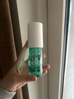 Sol de Janeiro  - En nästintill helt ny sol de Janeiro i den slutsålda lukten kokos. Jag har endast testat den en gång men köpte den på plick och där stod det att den också var endast testad🥰